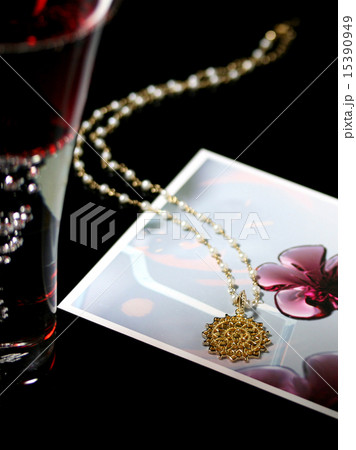 ワイングラスとネックレス#2 15390949