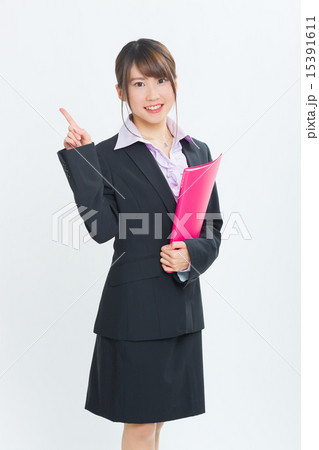 スーツを着た若いOL スーツを着た若いOL 15391611