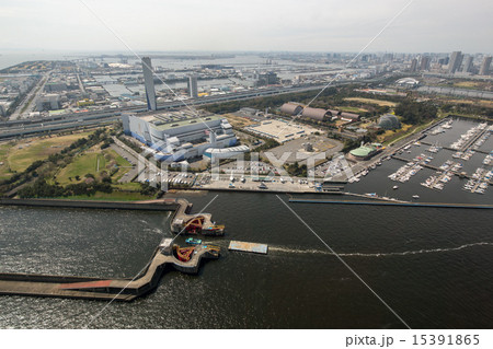 東京夢の島マリーナ付近の水門を空撮 15391865