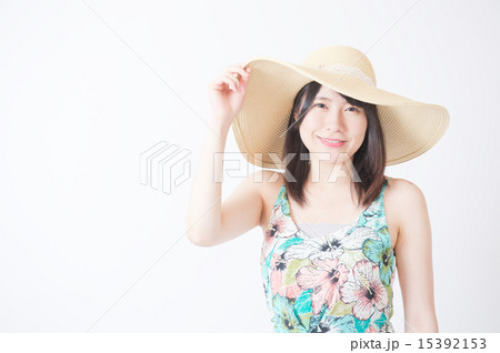 麦わら帽子をかぶった女性 15392153