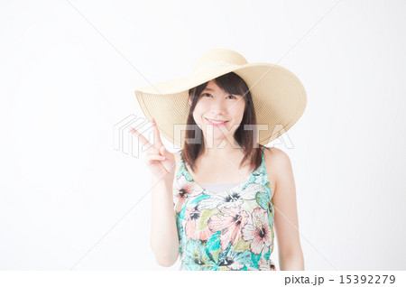 麦わら帽子をかぶった女性 15392279