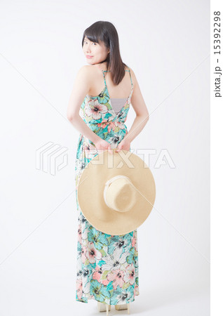 マキシワンピの女性 15392298