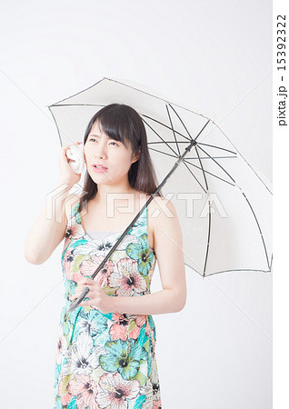 日傘をさす女性 日傘をさす女性 15392322
