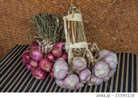 Bunch of garlic and shallot 15393116