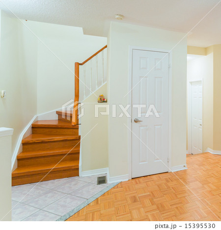 Empty living room 15395530