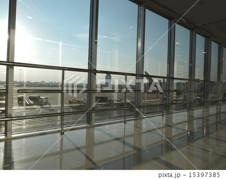 夕方の空港の出発ロビー（ベトナム　ホーチミン）　 15397385