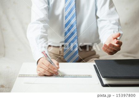 図面を書く設計者 15397800