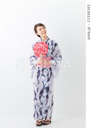 浴衣を着た女性 全身の写真素材