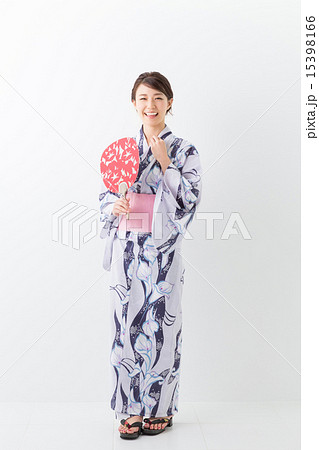 浴衣を着た女性 全身の写真素材