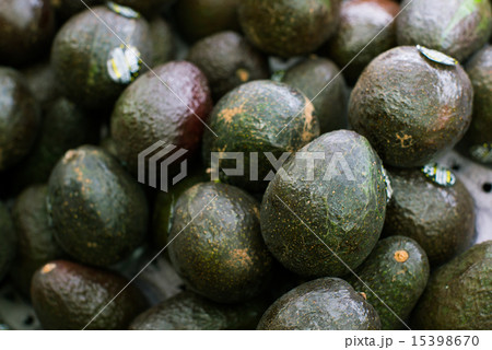 スーパーにて積み上げられた野菜 アボカドの写真素材