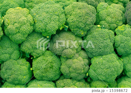 スーパーにて積み上げられた野菜・ブロッコリー スーパーにて積み上げられた野菜・ブロッコリー 15398672