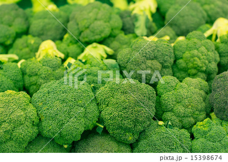 スーパーにて積み上げられた野菜・ブロッコリー 15398674