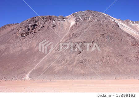 南米大陸を南北に縦断するアンデス山脈、乾燥した山肌には雪解け水が流れた航跡が見える 15399192