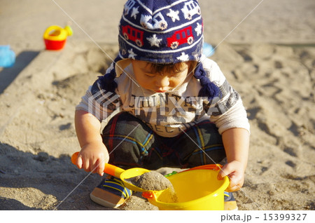 砂場遊び 15399327