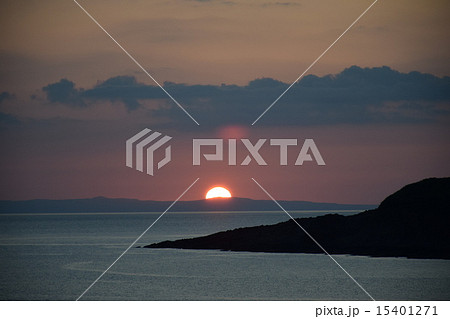 日本海に沈む夕日 15401271