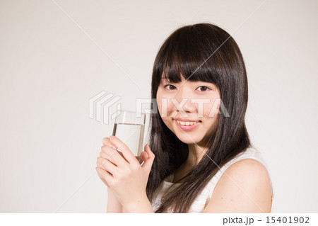水を持つ女の子 水を持つ女の子 15401902