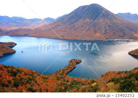 紅葉の中禅寺湖と男体山 紅葉の中禅寺湖と男体山 15402252