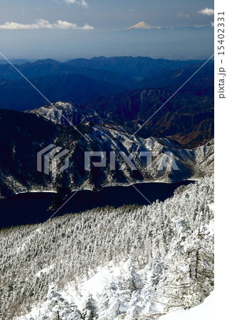 日光男体山から中禅寺湖と富士山遠望 日光男体山から中禅寺湖と富士山遠望 15402331