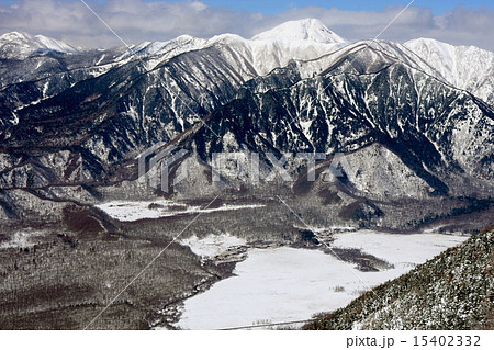日光男体山から見る冬の戦場ヶ原と白根山 15402332