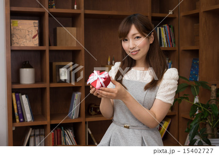 ハートのギフトボックスを差し出す女性 15402727