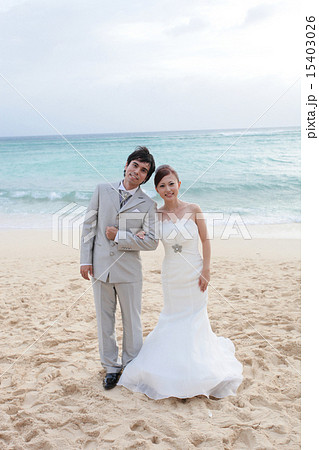 海をバックに新郎新婦写真 海をバックに新郎新婦写真 15403026
