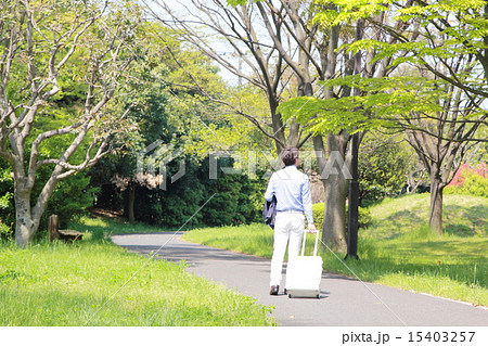 男性1人 (ビジカジ 出張 キャリーケース トランク ビジネスマン 仕事 旅行) 15403257