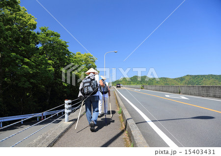 新緑の下、歩き遍路 15403431