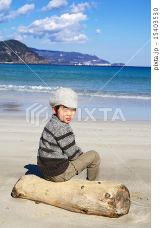 流木に座っている子供 15403530