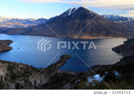半月山から見る冬の男体山・中禅寺湖 半月山から見る冬の男体山・中禅寺湖 15403713