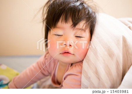 赤ちゃん かわいい 寝顔の写真素材