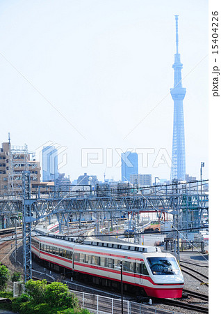東京スカイツリーをバックに走る東武特急りょうもう号 15404226