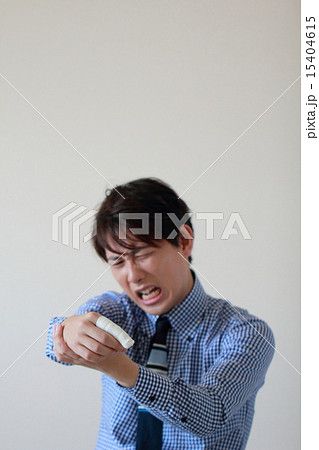 男性1人 (ビジカジ 怪我 会社員 サラリーマン 患者 ケガ 患者 処置 手当て) 男性1人 (ビジカジ 怪我 会社員 サラリーマン 患者 ケガ 患者 処置 手当て) 15404615