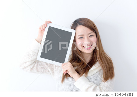 若い女性　20代　タブレット　画面　お勧め 15404881