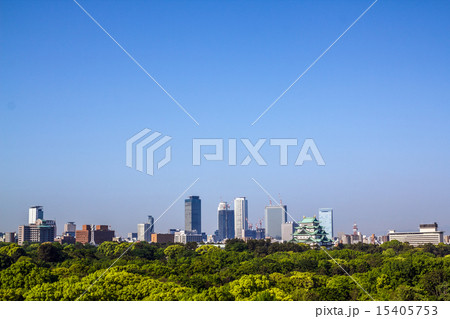 新緑の名古屋城と高層ビル群 新緑の名古屋城と高層ビル群 15405753