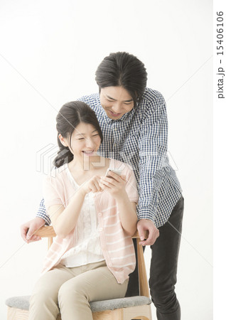 スマホを見る男女（20代　30代） 15406106
