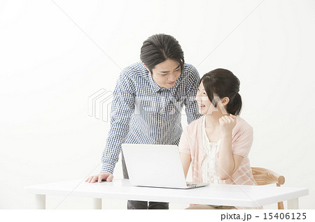 パソコンを見る男女（20代　30代） 15406125