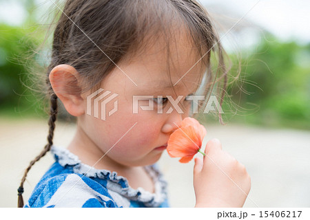 花の香りを嗅ぐ女の子 15406217