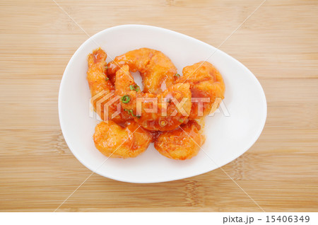 お皿にのせた エビのチリソース エビチリ 中華料理 テーブル 15406349