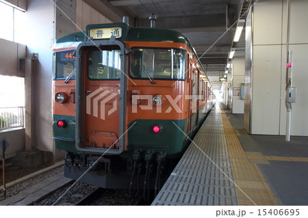 小山駅に停車中の両毛線115系電車の写真素材