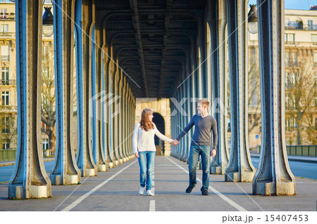Couple in Paris on the Bir Hakeim bridge 15407453