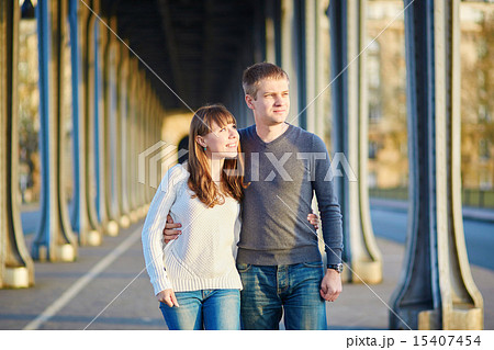 Couple in Paris on the Bir Hakeim bridge 15407454