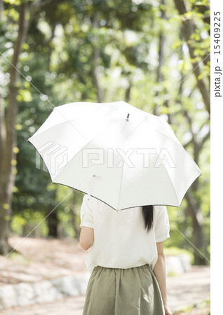 日傘をさす女性 日傘をさす女性 15409225