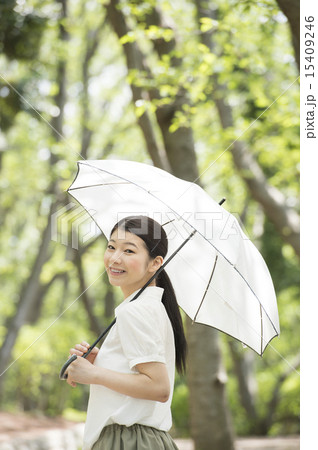 日傘をさす女性 15409246