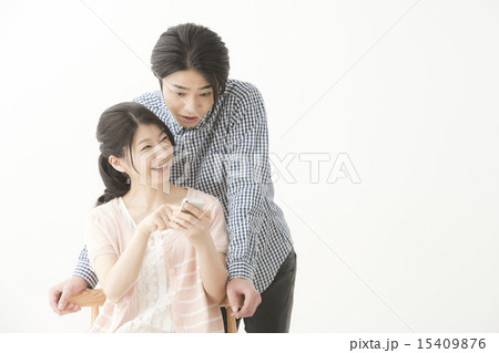 スマホをみる男女(20代 30代) スマホをみる男女(20代 30代) 15409876