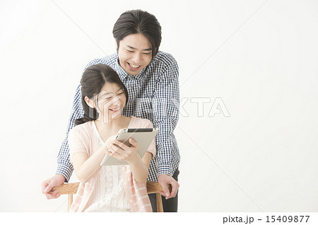 タブレットをみる男女(20代 30代) タブレットをみる男女(20代 30代) 15409877