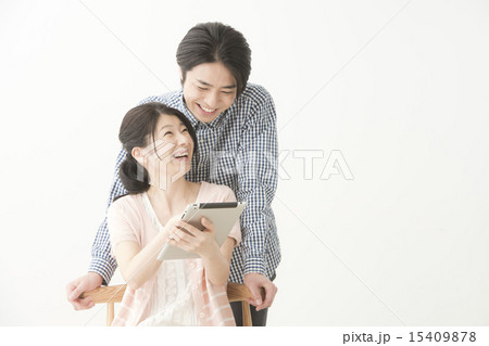 タブレットをみる男女(20代 30代) タブレットをみる男女(20代 30代) 15409878