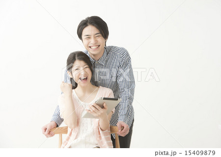 タブレットをみる男女(20代 30代) タブレットをみる男女(20代 30代) 15409879