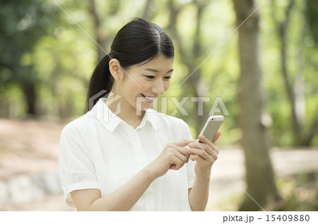 スマホを見る女性 スマホを見る女性 15409880