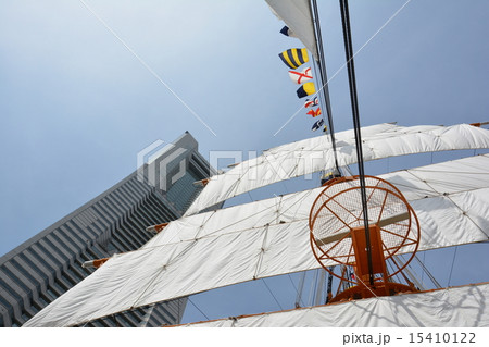 横浜ランドマークタワーと日本丸 15410122