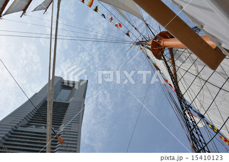 横浜ランドマークタワーと日本丸 15410123